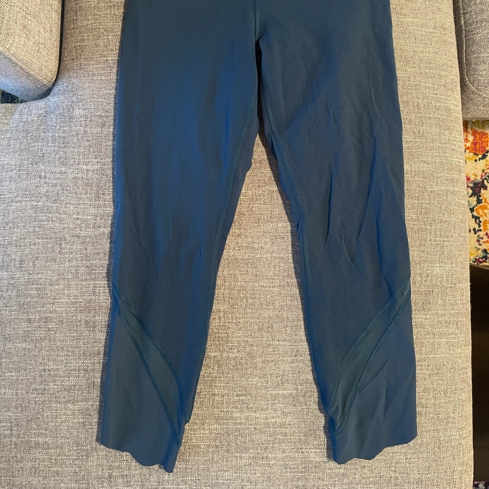 LULULEMON Scalloped Cropped Leggings